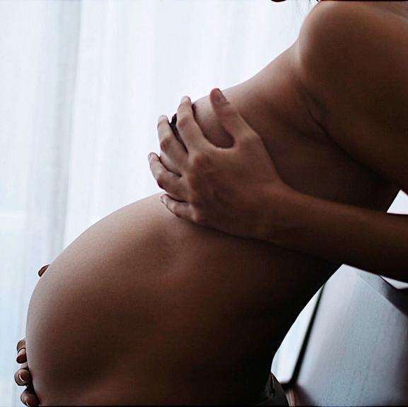 Débora Nascimento relembra lindo clique feito quando estava grávida de sua filha, Bella 