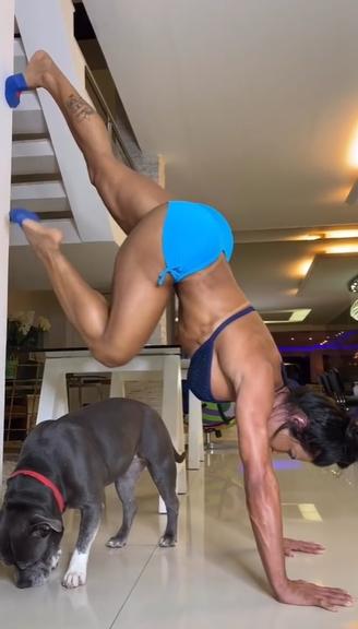 Gracyanne Barbosa treina com o cachorro