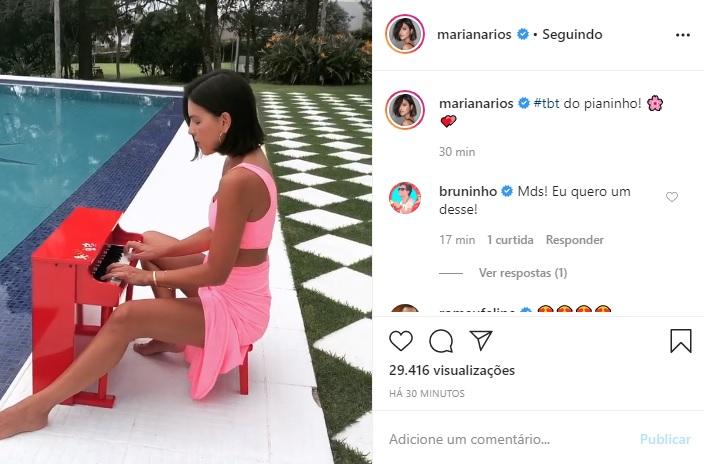 Mariana Rios encanta a web em vídeo tocando mini piano
