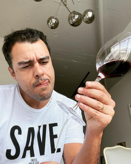 Joaquim Lopes tenta ''recarregar'' taça de vinho