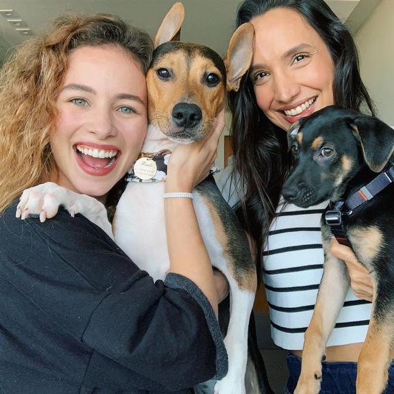 Laryssa Ayres e Maria Maya comemoram Dia das Mães com os cachorros