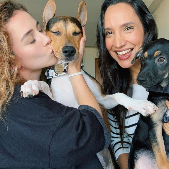 Laryssa Ayres e Maria Maya comemoram Dia das Mães com os cachorros