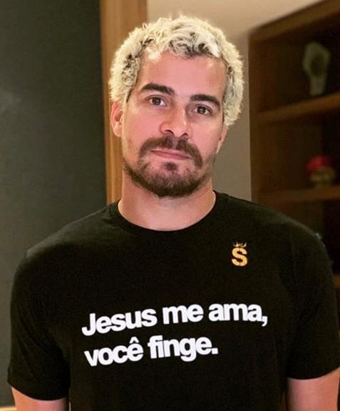Thiago Martins manda indireta pela camiseta