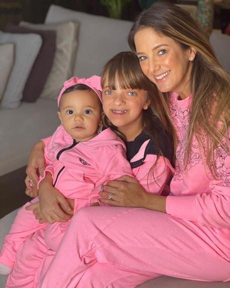 Ticiane Pinheiro esbanja amor ao surgir ao lado de Manuella e Rafaella em lindo clique de dia das mães 