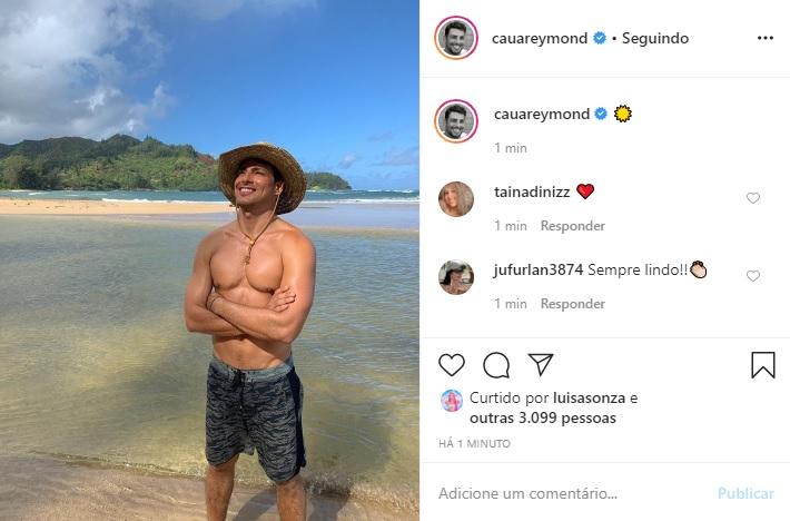 Cauã Reymond publica foto na praia e arranca elogios na web