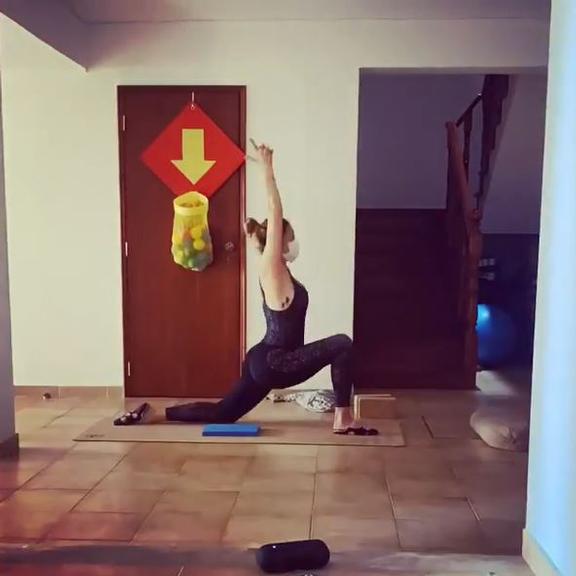 Luana Piovani surge praticando yoga de máscara