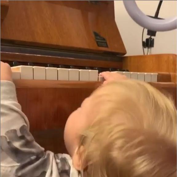 Luiza Possi encanta a web ao mostrar filho tocando piano
