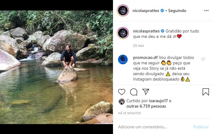 Nicolas Prattes deixa os fãs babando com foto em cachoeira