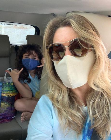 Leticia Spiller de máscara com a filha