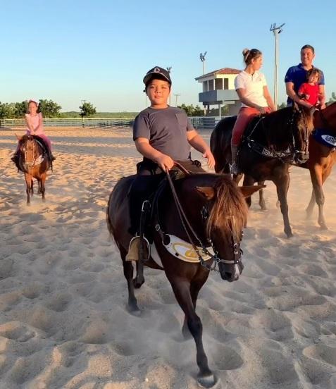 Wesley Safadão anda a cavalo com a família