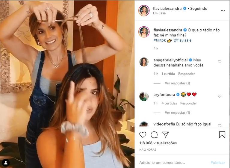 Flávia Alessandra corta o cabelo de Giulia Costa
