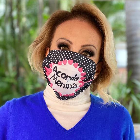 Ana Maria Braga recebe elogios ao posar com máscara personalizada 