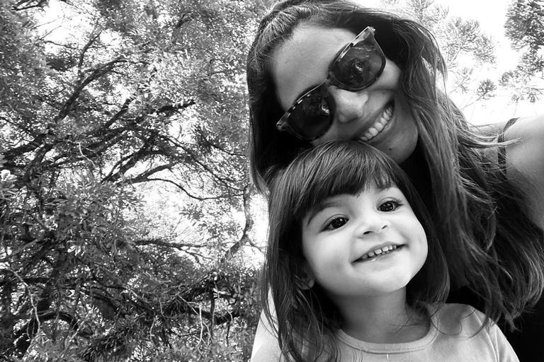 Carol Castro encanta ao surgir em selfie com a filha