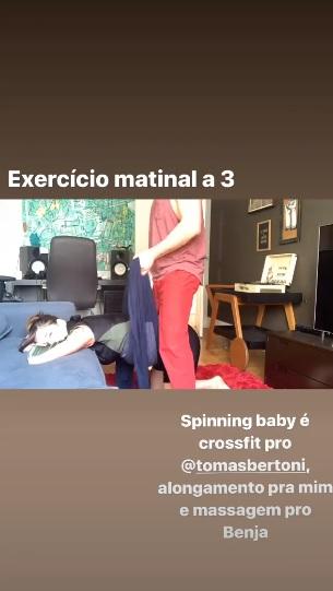 Titi Müller realiza exercícios para o parto com ajuda do marido