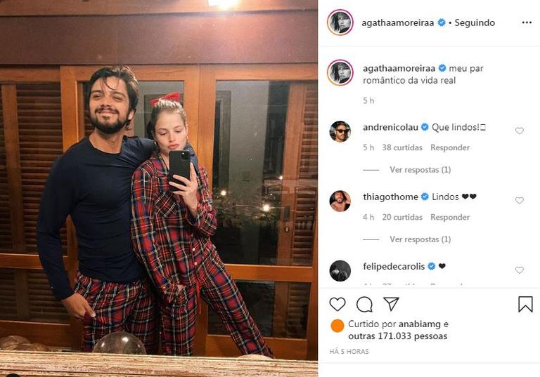 Agatha Moreira e Rodrigo Simas posam com pijamas iguais
