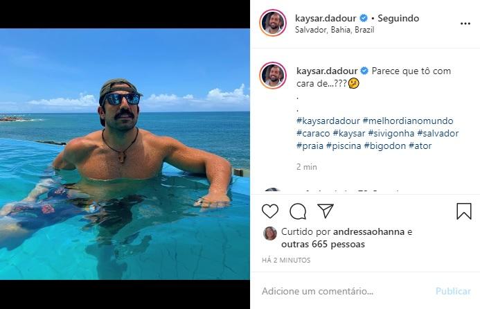 Kaysar Dadour arranca elogios com foto sem camisa na piscina