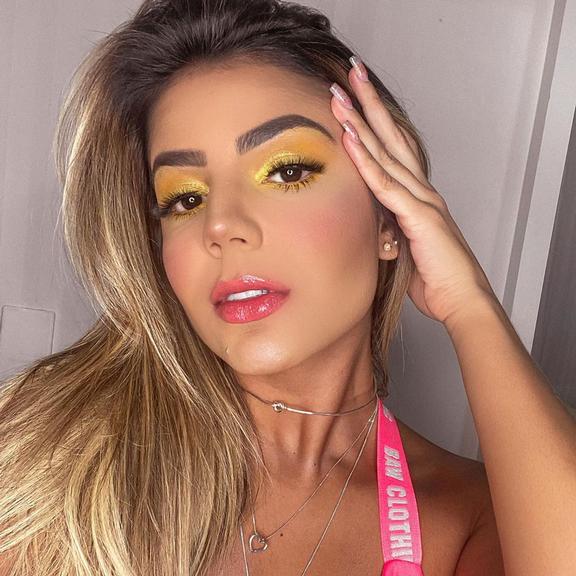 Hariany Almeida aposta em maquiagem colorida e fãs aprovam 