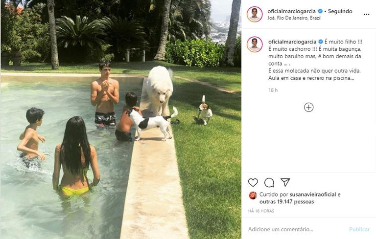 Márcio Garcia filhos e cachorros na piscina