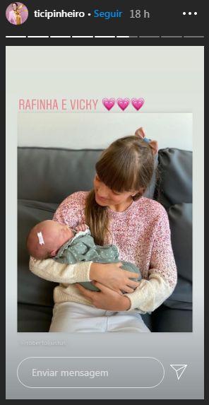 Ticiane Pinheiro baba ao mostrar Rafaella com a irmã, Vicky