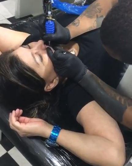 Roberta Miranda relembra o dia que fez tatuagem nos lábios