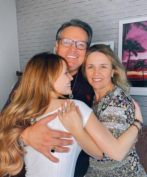 Larissa Manoela comemora dia do abraço com os pais