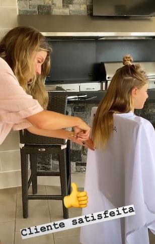 Gisele Bündchen corta o cabelo da filha