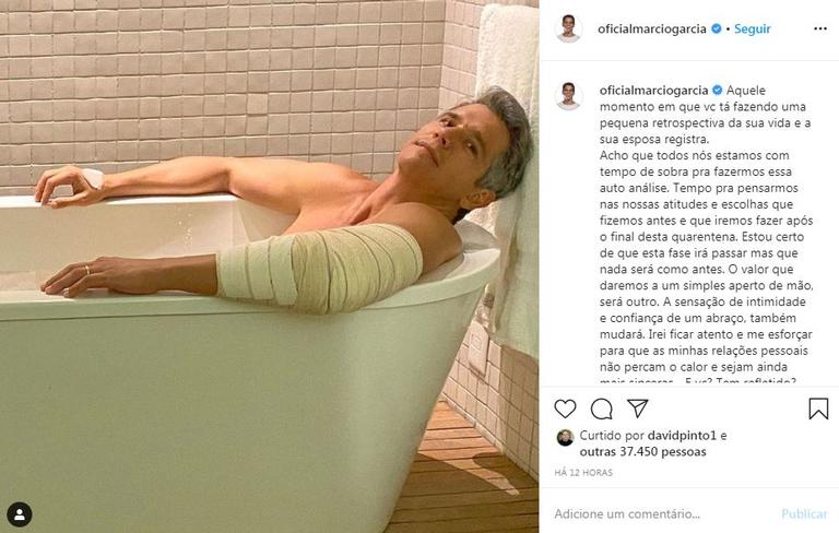 Marcio Garcia faz reflexão ao posar na banheira