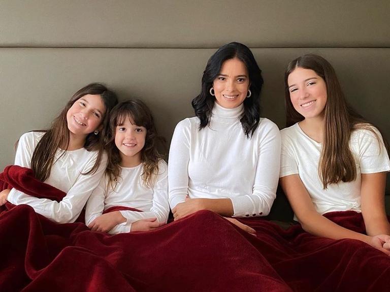 Rodrigo Faro compartilha lindo clique de sua mulher ao lado das três filhas do casal