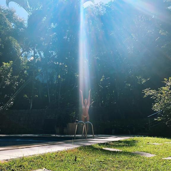 Thaila Ayala faz foto deslumbrante sendo iluminada pelo sol