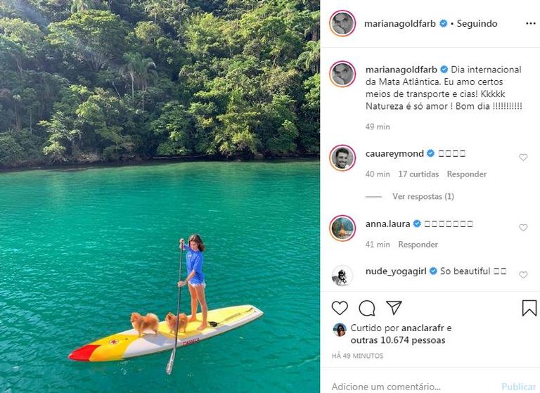 Mariana Goldfarb compartilha clique fazendo stand up paddle com cachorrinhos