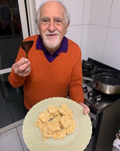 Ary Fontoura encanta a web ao ensinar receita de cocada
