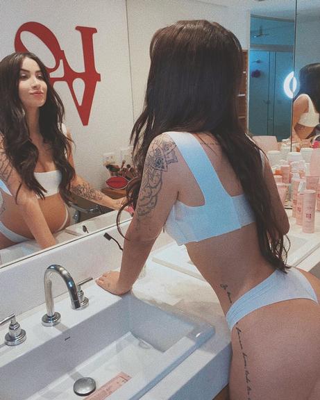 Bianca Andrade sensualiza em frente ao espelho só de lingerie
