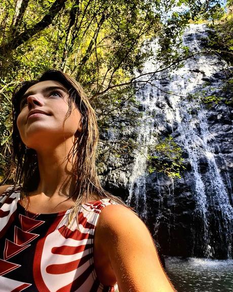 Giovanna Lancellotti relembra passeio em cachoeira