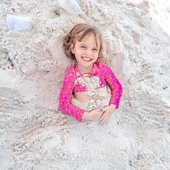 Mari Bridi compartilha clique fofo da filha na praia