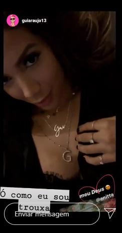 Anitta usa colar com nome de Gui Araújo