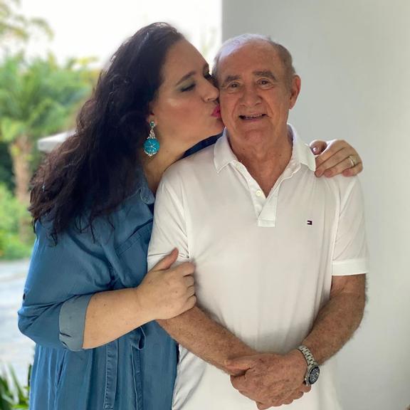 Renato Aragão posa sorridente ao lado da esposa, Lilian