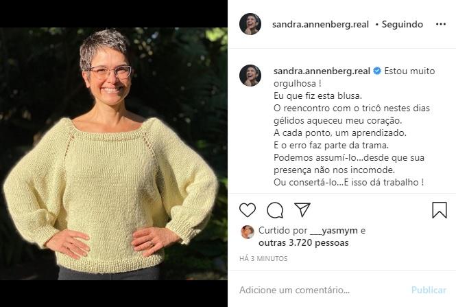 Sandra Annenberg tricota blusa e fala sobre o hobbie