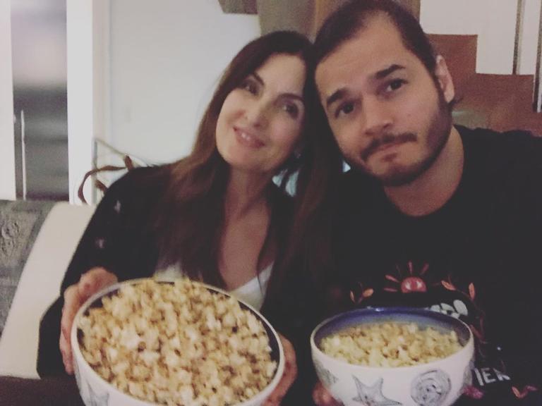Túlio Gadelha e Fátima Bernardes curtem a noite de sábado com sessão de cinema em casa 