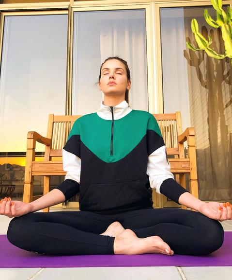 Camila Queiroz surge fazendo yoga e manda mensagem positiva