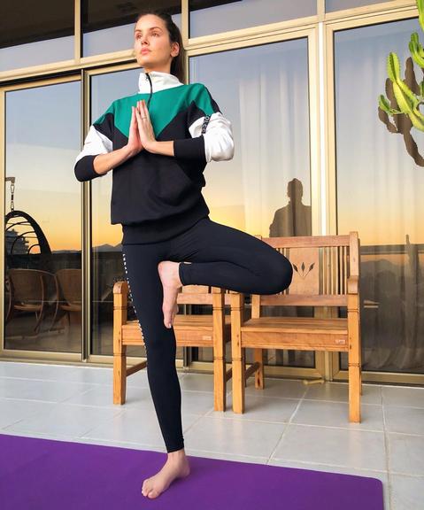Camila Queiroz surge fazendo yoga e manda mensagem positiva: ''Buscando  momentos de paz