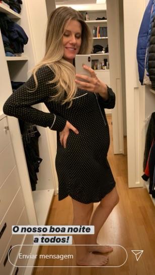 Esposa de Tiago Leifert exibe barriguinha de grávida
