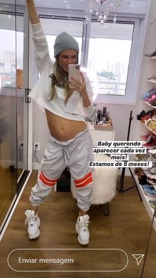 Flávia Viana exibe barriga de fora no quinto mês de gravidez