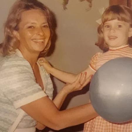 Leticia Spiller posta clique da infância e parabeniza a mãe