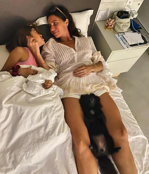 Giovanna Antonelli surge ao lado da filha e do cachorro em clique intimista
