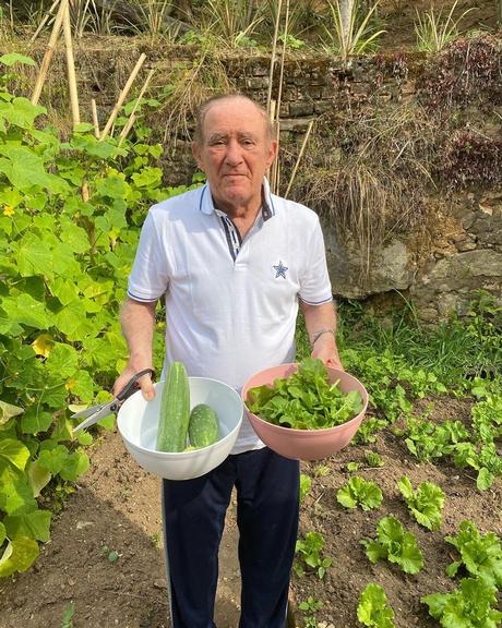 Renato Aragão exibe os vegetais que cultiva em sua horta