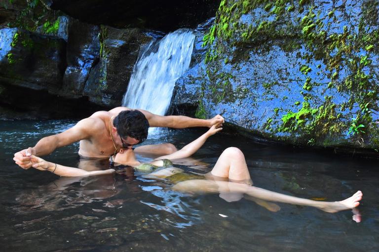Maraisa curte tarde romântico com o namorado na cachoeira
