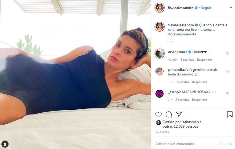 Flavia Alesandra posa deitada na cama