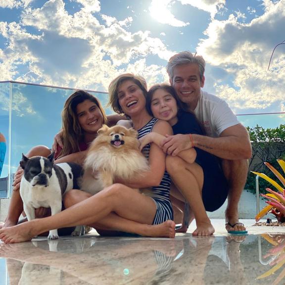 Flávia Alessandra posa ao lado de sua linda família ao compartilhar mensagem de agradecimento pelo carinho recebido em seu aniversário