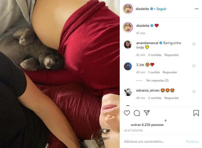 Carol Dias exibe barriguinha de grávida ao lado de Kaká