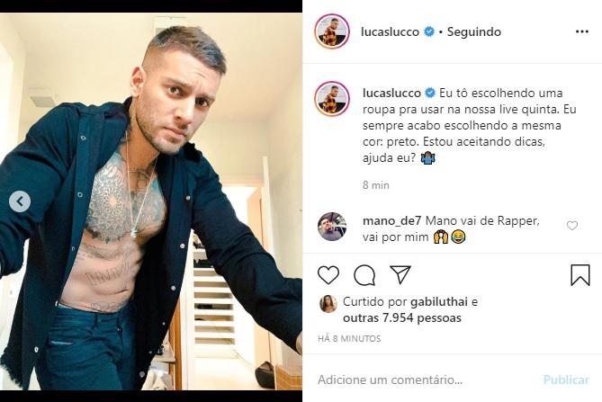 Lucas Lucco arranca elogios em fotos com camisa aberta 